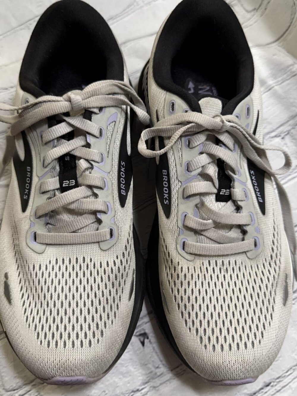 Brooks Adrenaline GTS 23 Women 8.5 B White Purple Running Shoes Athletic Sneaker